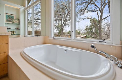 902 Bluebonnet Ln, Austin TX 78704-4025 exterior