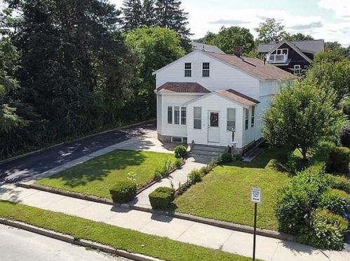 17 Roxbury St, Worcester, MA 01609-2107