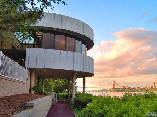 1055 River Rd, Edgewater NJ  07020-1364 exterior