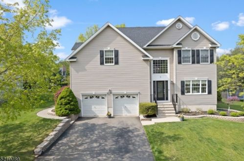 8 Fieldstone Dr, Clinton, NJ 08809-1390