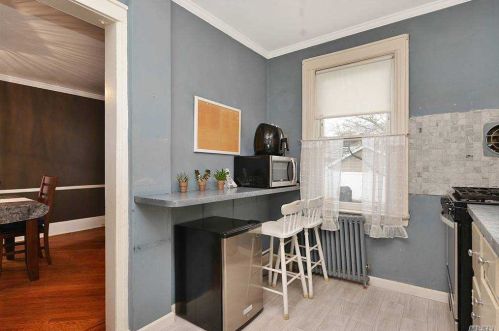 6 Eton St, Valley Stream NY 11581-2903 exterior