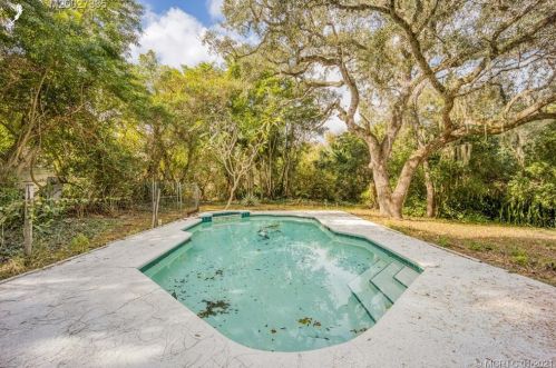 9101 Indian Riv Dr, Fort Pierce FL 34982-7824 exterior