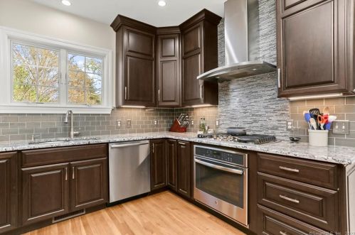 8 Gdn Ln, Westport CT 06880-5316 exterior