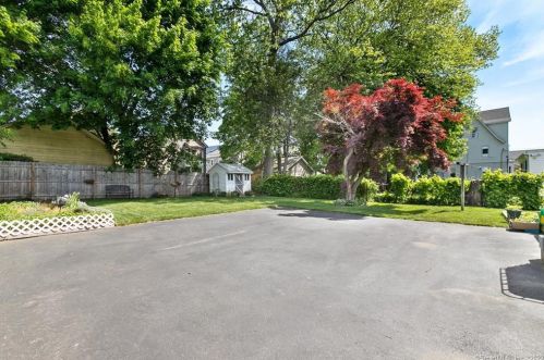 122 Burnham St, Hartford CT 06108-1005 exterior