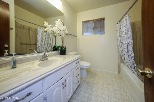 1232 Swan Rd, Tucson AZ 85718-6710 exterior