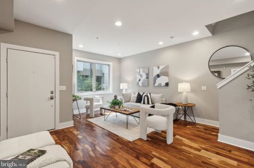 826 3rd St, Philadelphia, PA 19147-3328