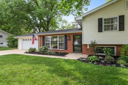 1415 Ridgefield Dr, Saint Louis, MO 63131-3636