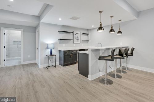 1422 Mayflower Dr, Mc Lean VA 22101-5615 exterior