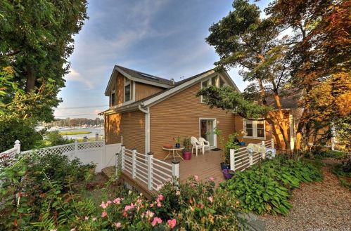 129 Rogers Ave, Milford CT 06460-6440 exterior