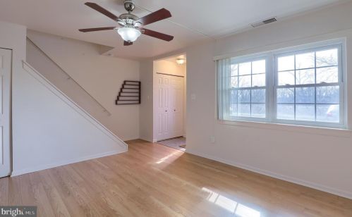 1352 Blue Jay Dr, Lancaster, PA 17601-2703