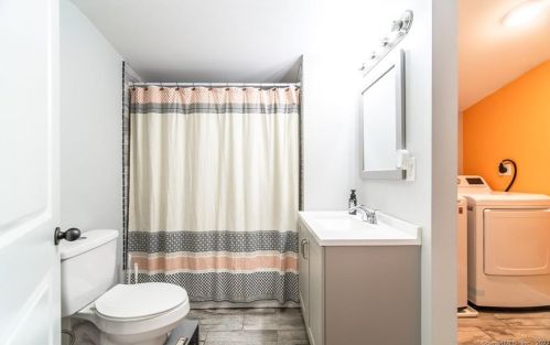 166 Giddings Ave, Windsor CT 06095-3744 exterior