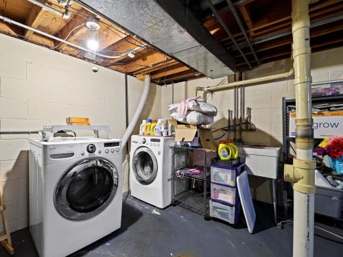 8027 94, Milwaukee WI 53214-2754 exterior