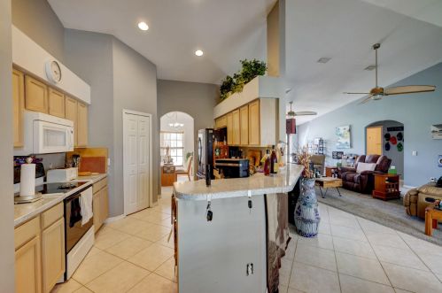 174 Dalton Cir, Fort Pierce FL 34953-5847 exterior