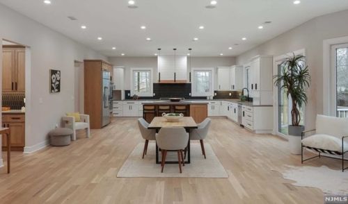 69 Grandview Ave, Upper Saddle River NJ 07458-2127 exterior