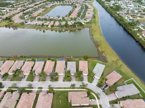 9956 Chadwick Dr, Fort Pierce FL 34987-2418 exterior