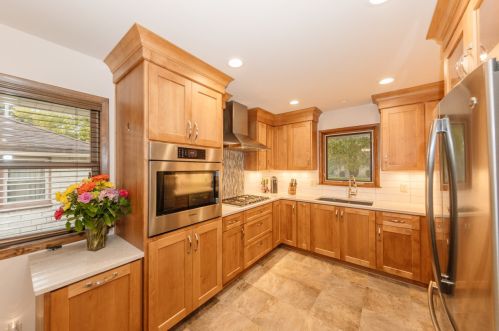 6428 Pine Shore Dr, Milwaukee, WI 53209-3424