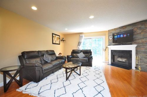 75 Florence Way, Farmington CT 06032-3438 exterior