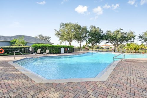 2071 Grv Dr, Naples FL 34120-1420 exterior