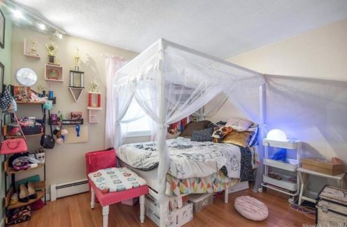 21 Betty Rd, Enfield CT 06082-2624 exterior