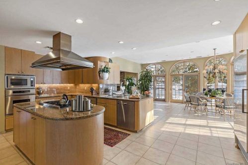 10 Durham Dr, Huntington Station NY 11746-5310 exterior