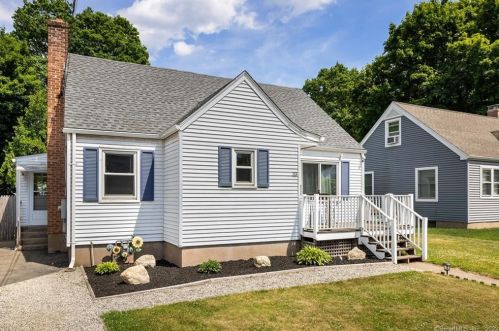 33 Deerfield Dr, Manchester, CT 06040-3831