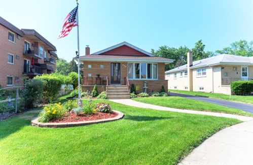 228 Fremont Ave, Elmhurst, IL 60126-2351