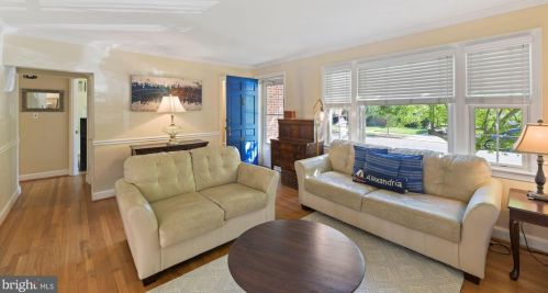 1712 Oakcrest Dr, Alexandria VA 22302-2336 exterior