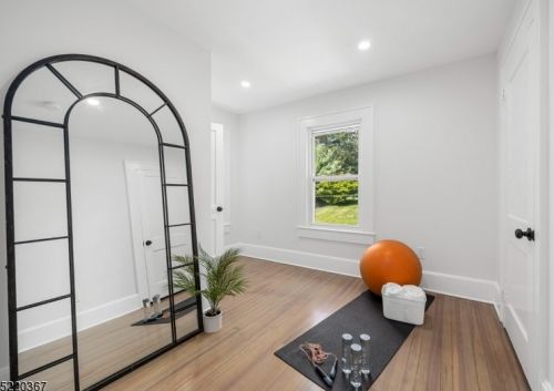 122 Ctr St, Clinton NJ 08809-1318 exterior