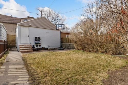 3056 Hoyne Ave, Chicago IL 60643-1121 exterior