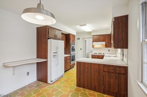 96 Rockledge Dr, Livingston NJ  07039-1121 exterior