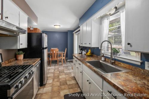 3800 Perry Ave, Wyoming MI 49519-3652 exterior