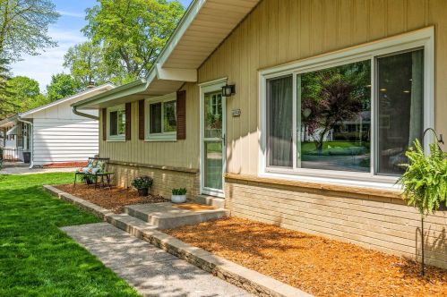 4898 Donna Dr, Milwaukee, WI 53223-3132