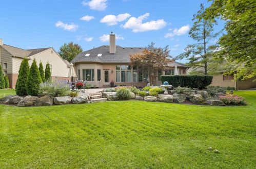 1039 Bloomview Cir, Rochester MI 48307-1728 exterior