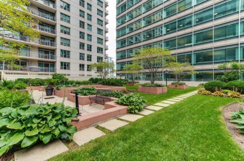 125 Jefferson St, Chicago IL  60661-3609 exterior