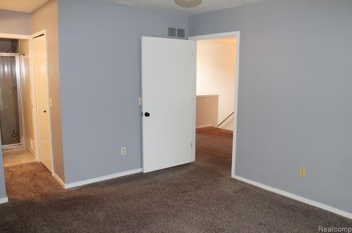 627 Ashley Cir, Rochester MI 48307-4593 exterior