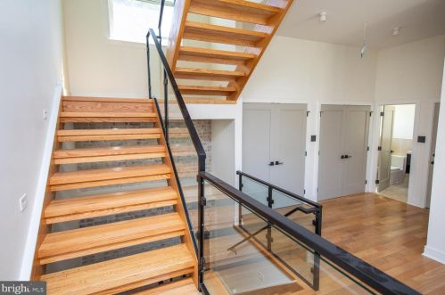 6627 Lincoln Dr, Philadelphia PA exterior