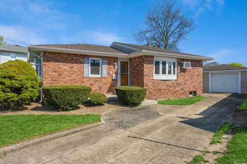 435 7th St, Babylon, NY 11704-4106