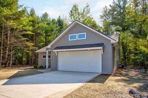 6456 Henry St, Meskegon, MI 49441-6114