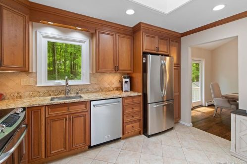 100 Haviland Rd, Ridgefield CT  06877-2821 exterior