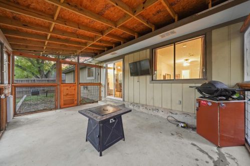 8408 Dixon Dr, Austin TX 78745-7515 exterior