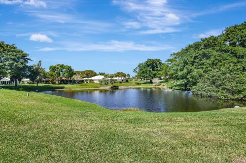 13 Gln Dr, Boynton Beach FL 33436-6207 exterior