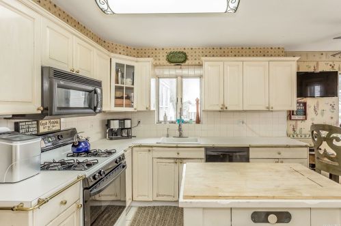 195 Munro Blvd, Valley Stream NY 11581-3439 exterior