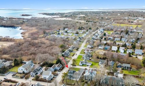 166 Ruggles Ave, Middletown RI 02840-4351 exterior