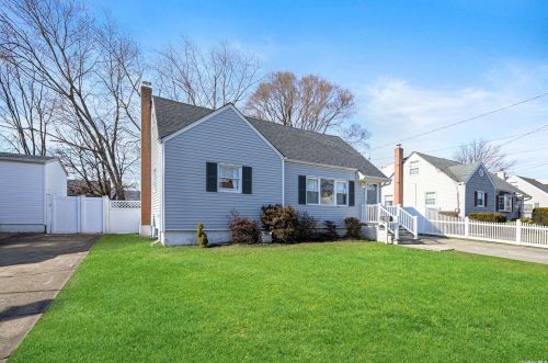 44 Albermarle Ave, Babylon, NY 11704-8002