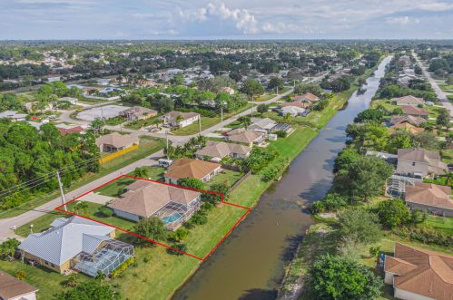 474 Carter Ave, Fort Pierce FL 34983-2999 exterior