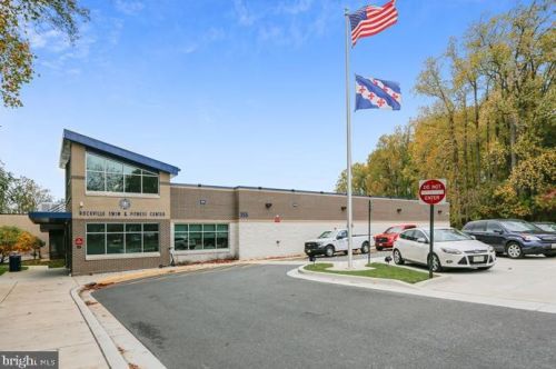 7207 Mill Run Dr, Rockville MD  20855-1210 exterior