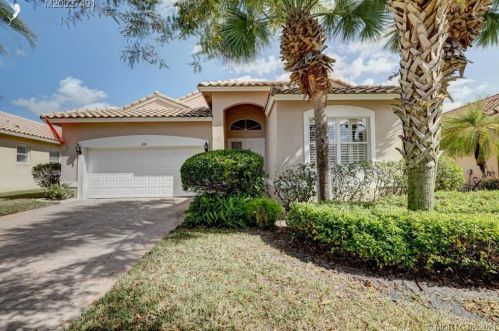 332 Shoreline Cir, Fort Pierce, FL 34986-2913