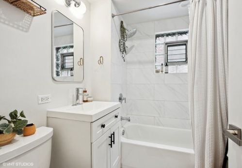 2455 Winona St, Chicago IL 60625-2504 exterior