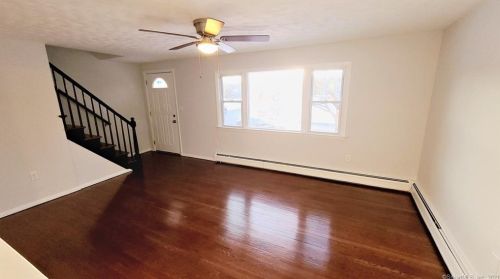 6 Oakwood St, Enfield CT 06082-2725 exterior