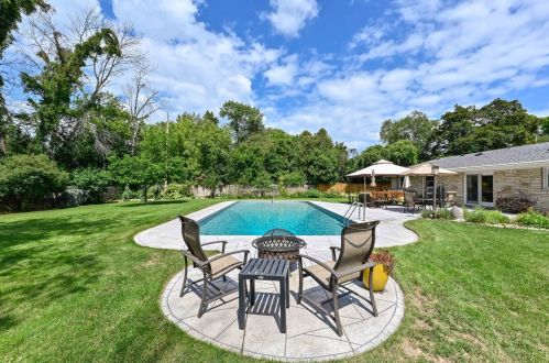 6855 Lk Dr, Milwaukee WI 53217-3622 exterior